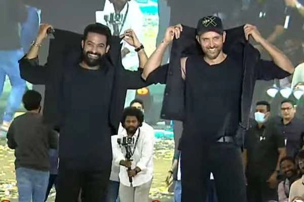War 2 stars Hrithik & NTR’s double collar raising moment steals the show